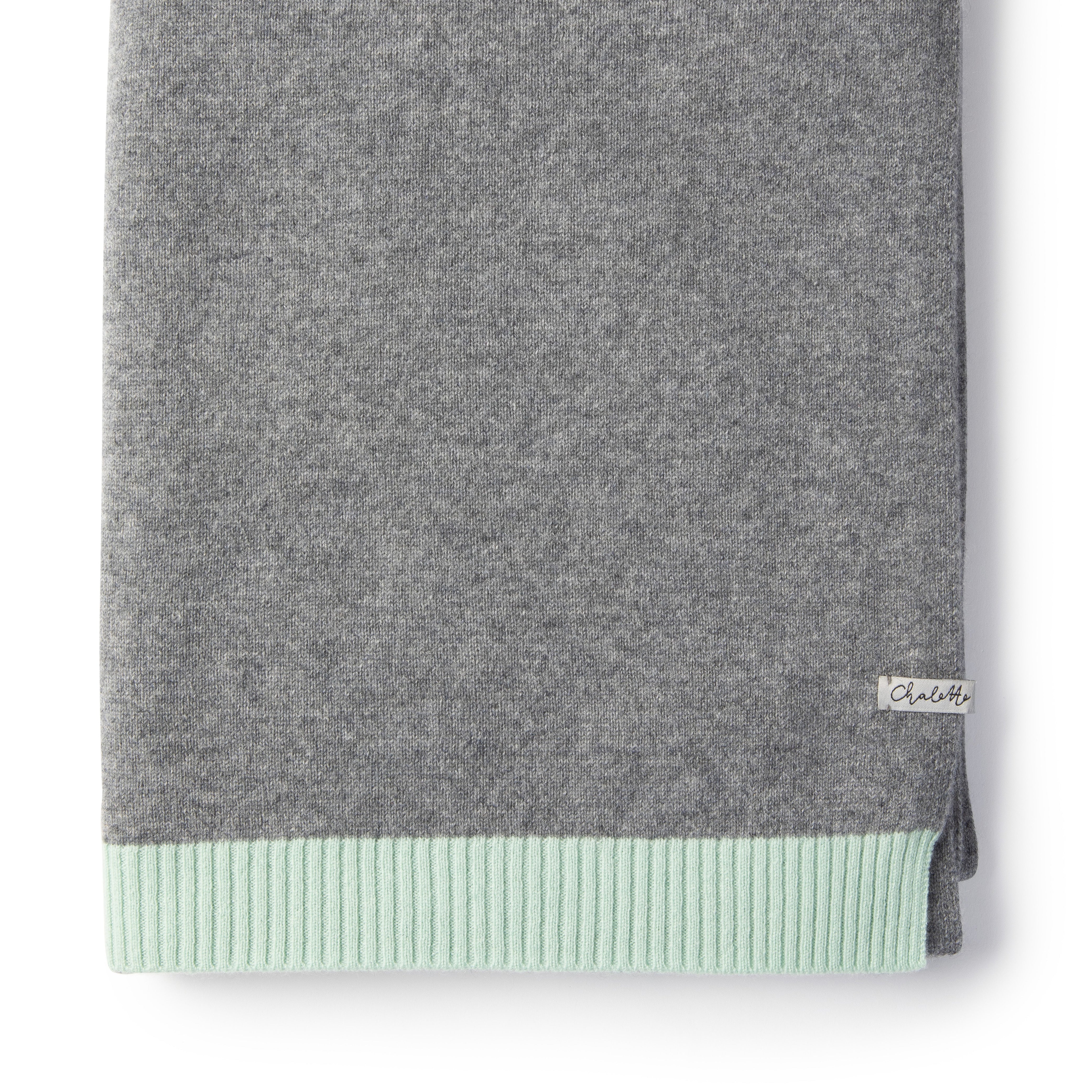 Kaschmirdecke in Grau mit farbigen Rand in Türkis