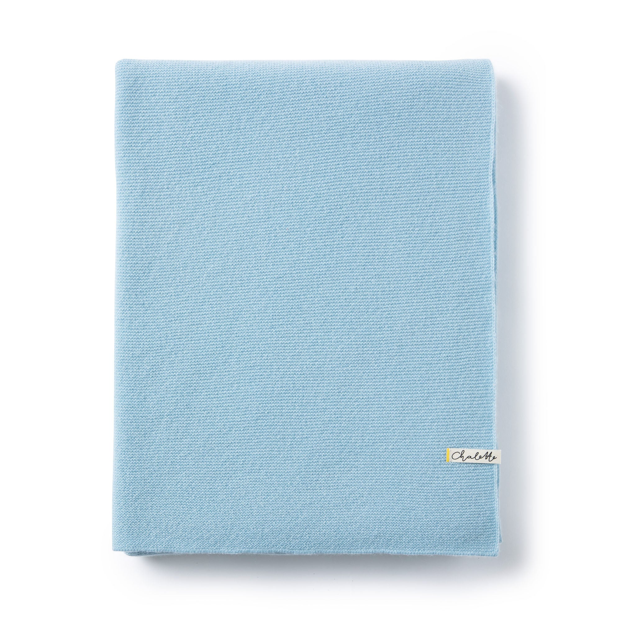 Gefaltete Babydecke in blau auf weißem Hintergrund