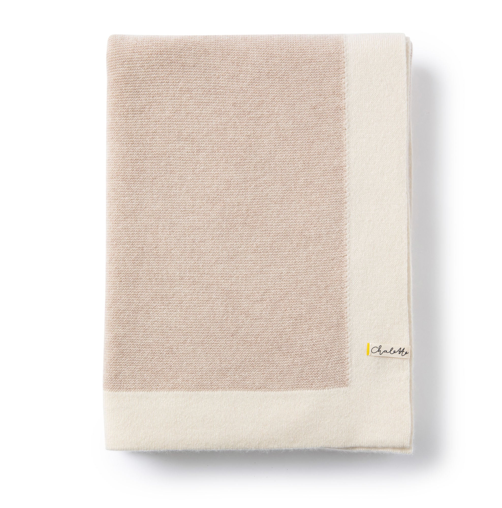 Gefaltete Kaschmirdecke in beige mit Rand in off-white, auf weißem Hintergrund