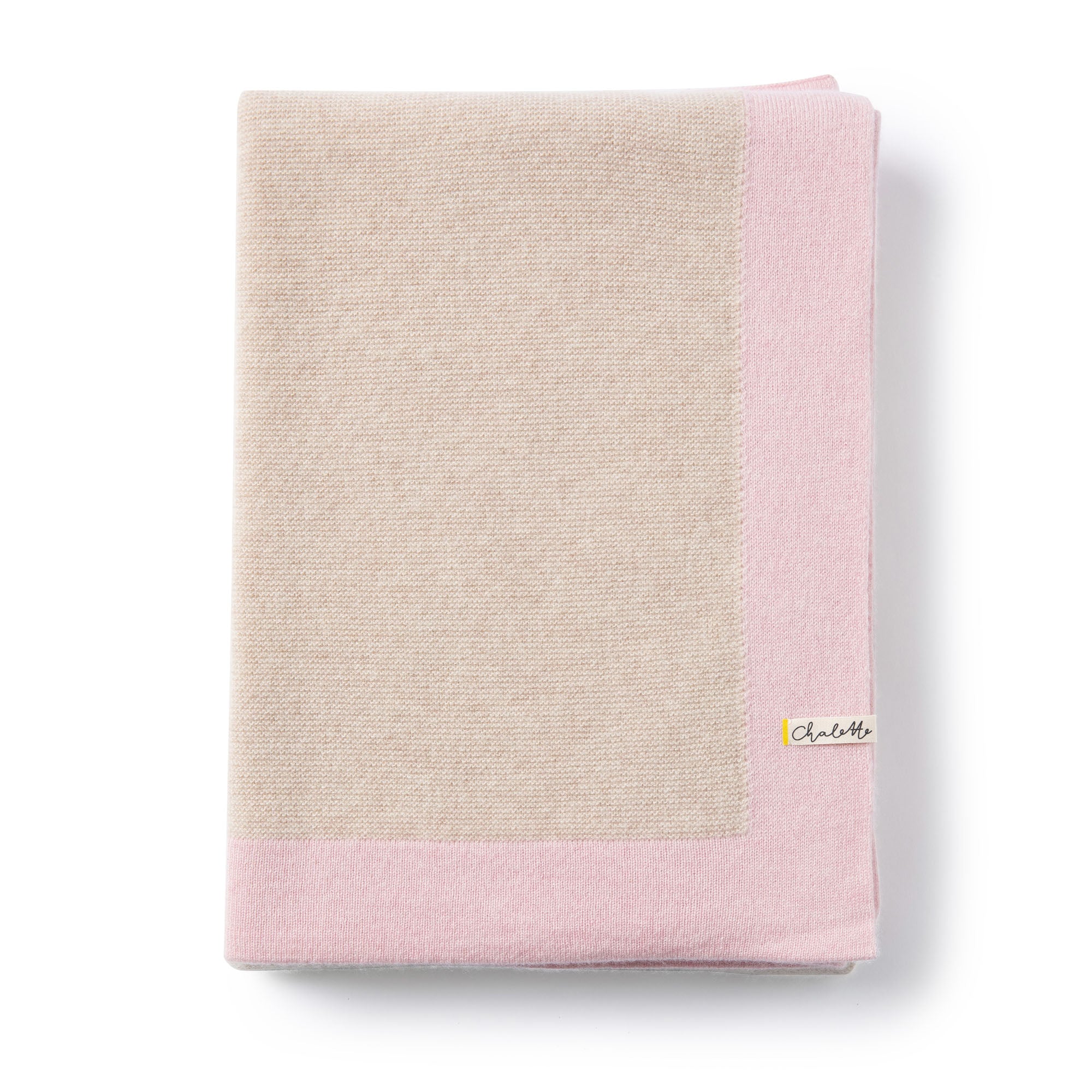 Gefaltete Kaschmirdecke für Babys in beige mit rosa Rand auf weißem Hintergrund