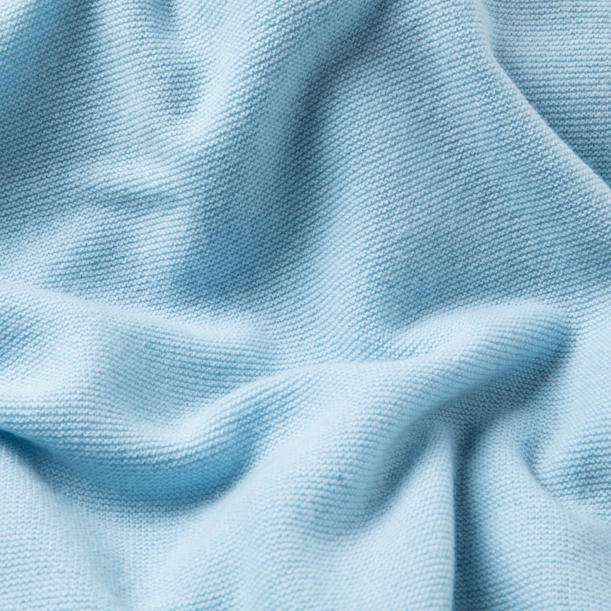 Detailaufnahme einer Babydecke aus Merinowolle und Kaschmir in hellblau mit feinem Strickmuster