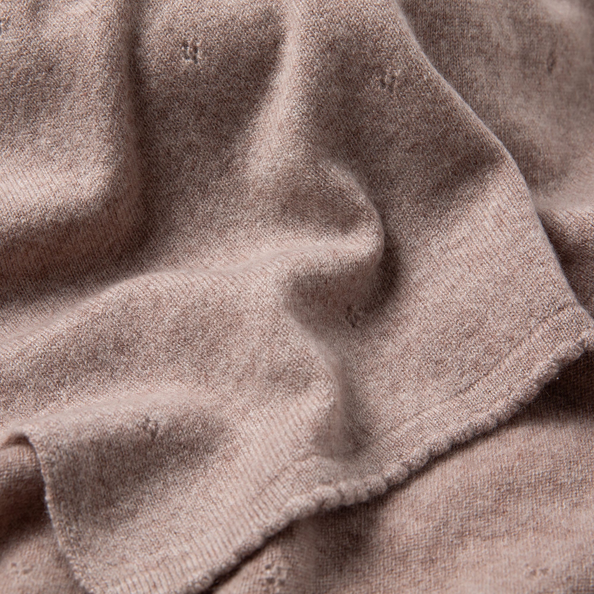 Detailaufnahme von Babydecke aus Kaschmir in beige mit Lochmuster mit Randverzierung