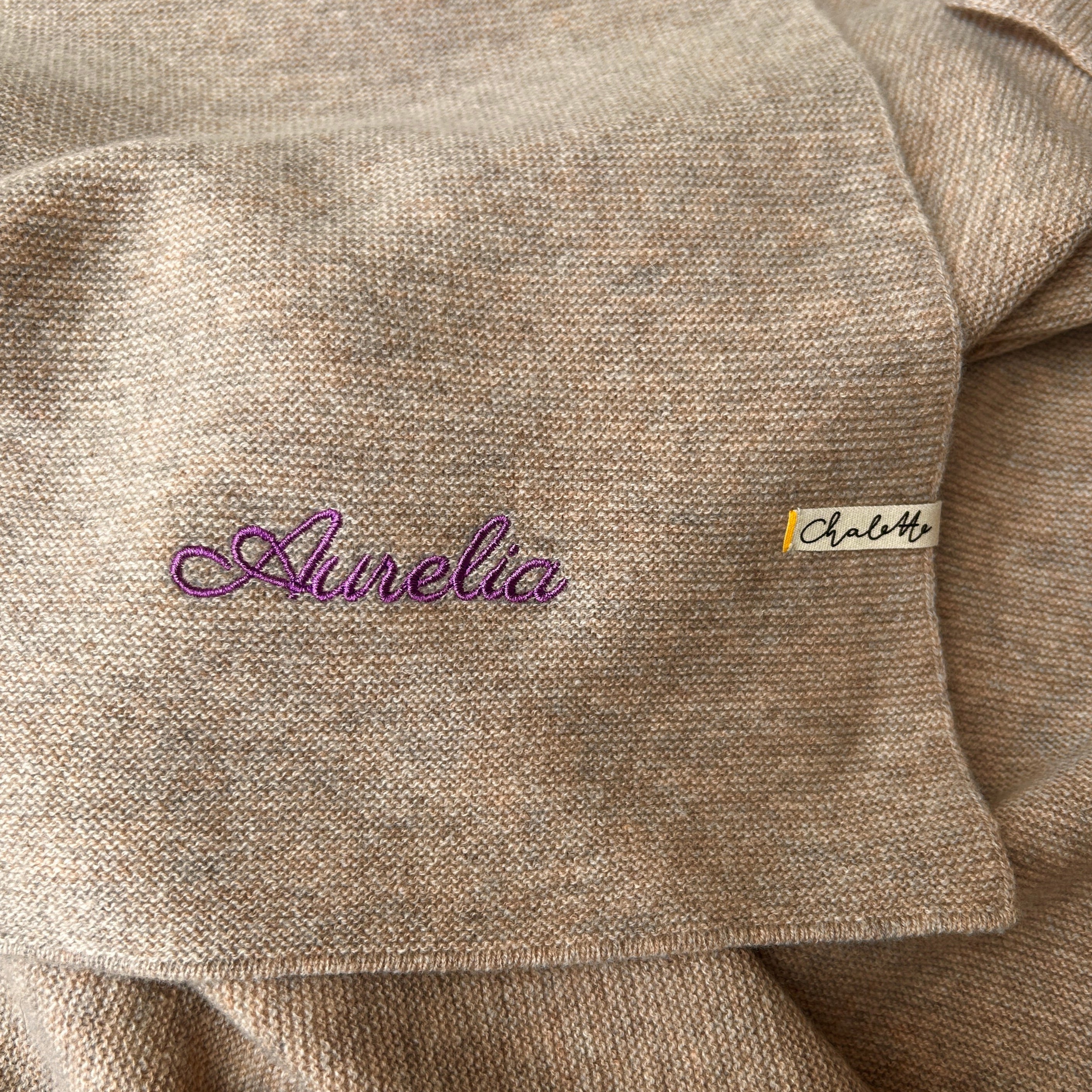 Babydecke in Beige. Bestickt mit Name "Aurelia" in Lila.