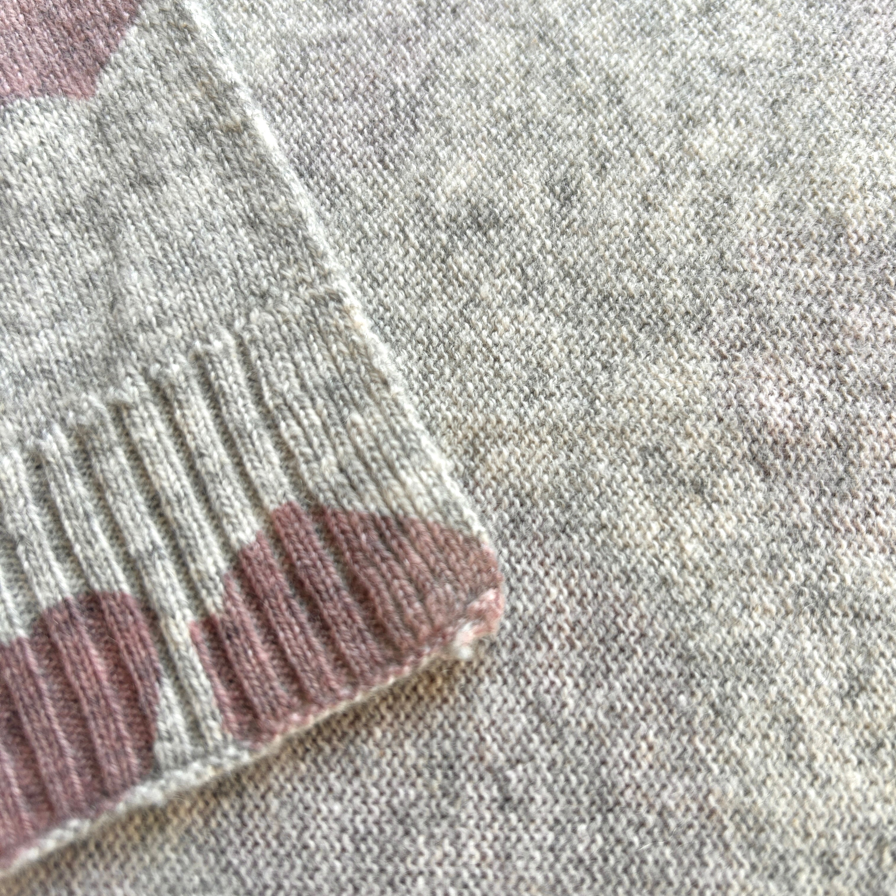 OUTLET | Babydecke 'Leo' | 100% Kaschmir | hellgrau / himbeer | 102 x 105 cm | Muster