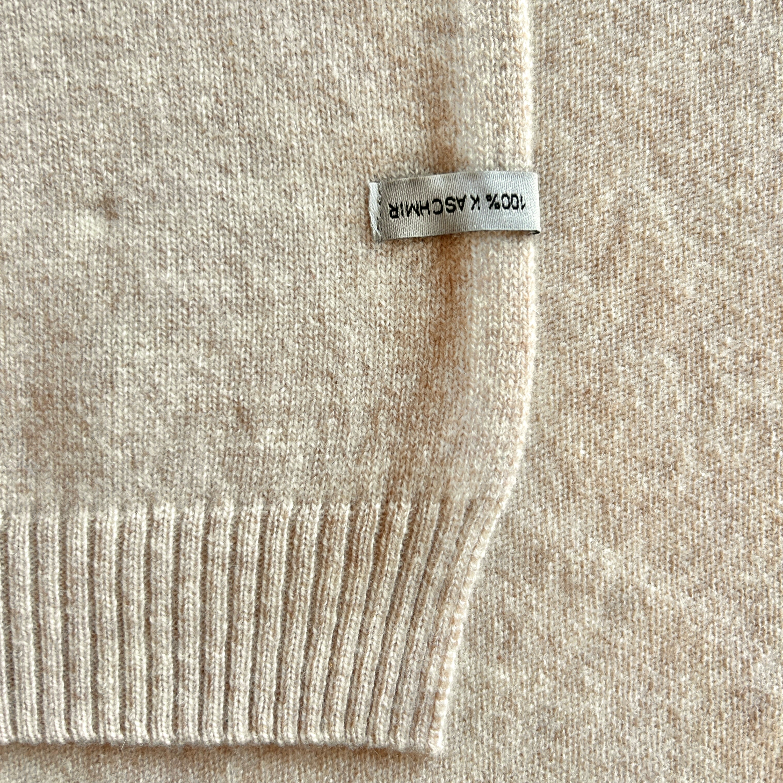 Ausschnitt einer Kaschmirdecke in Beige.