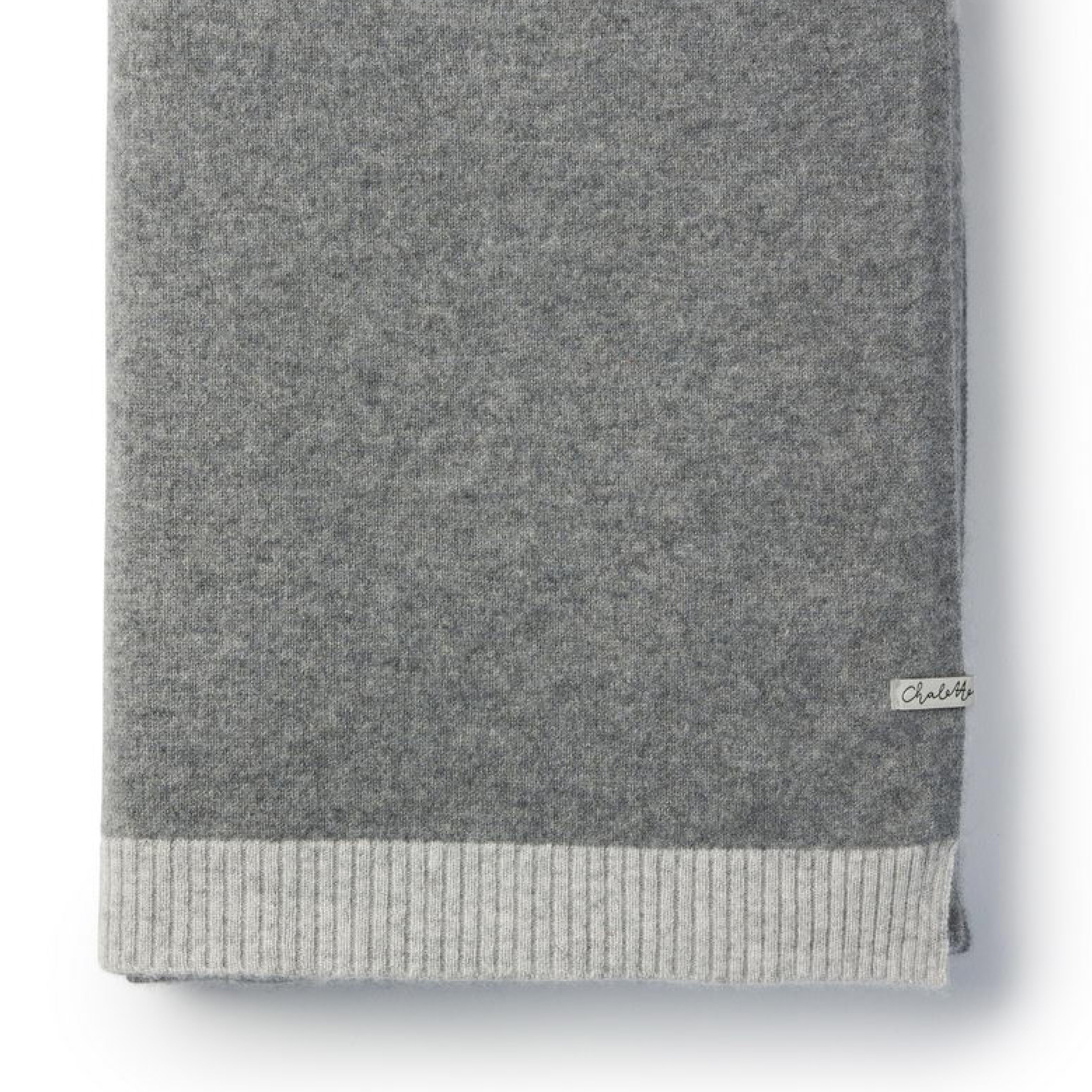 Kaschmirdecke in Grau mit farbigen Rand in Hellgrau