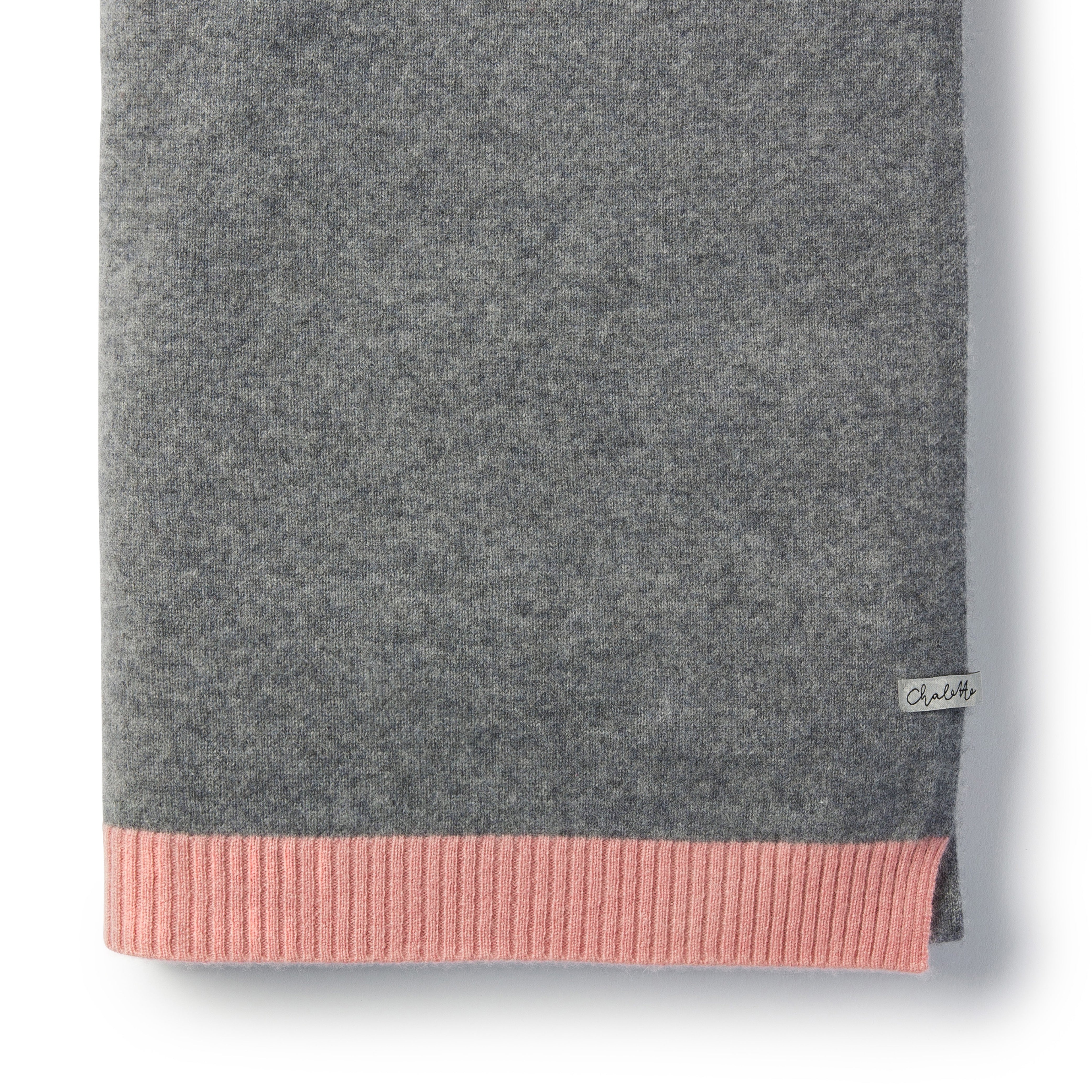 Kaschmirdecke in Grau mit farbigen Rand in Rosa