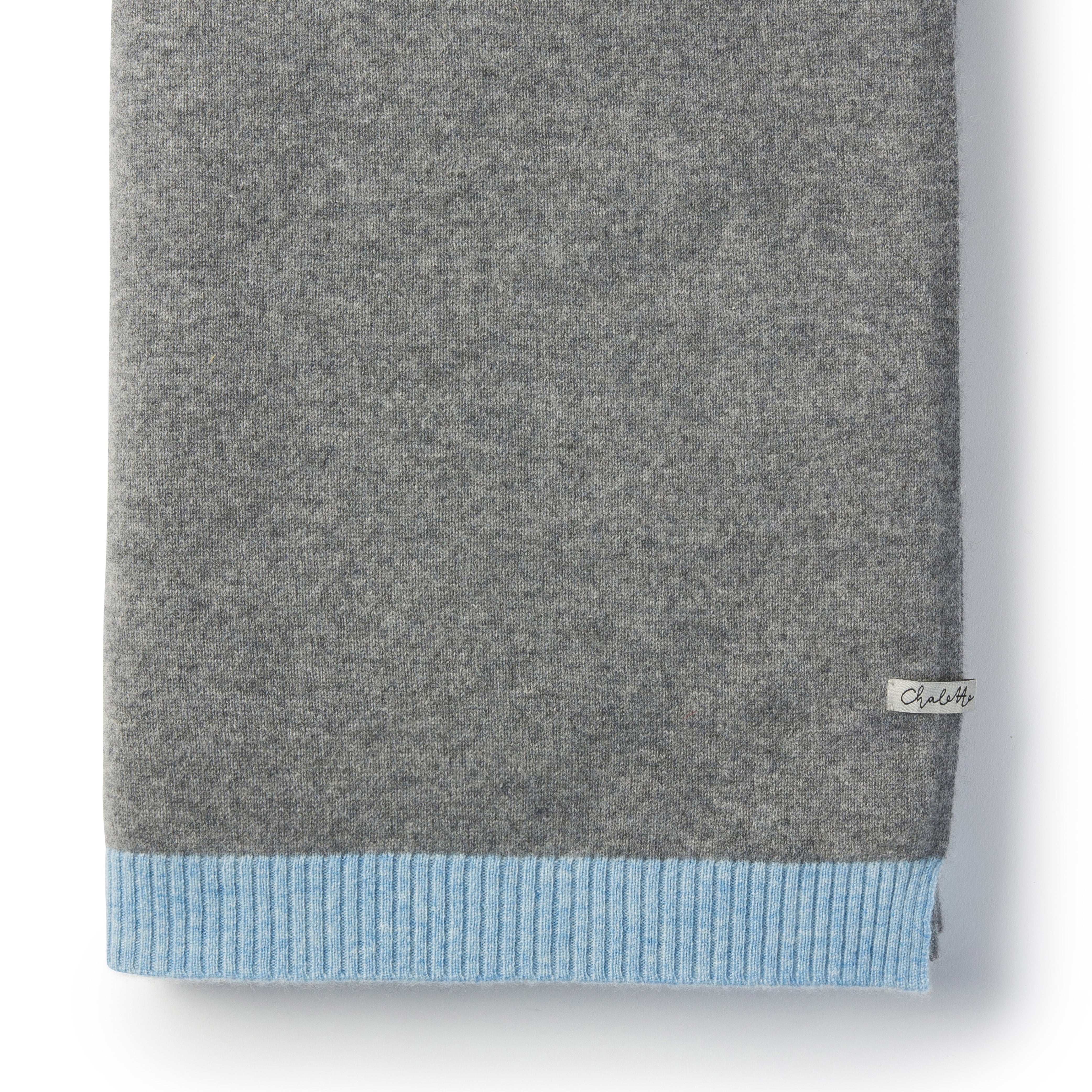Kaschmirdecke in Grau mit farbigen Rand in Hellblau