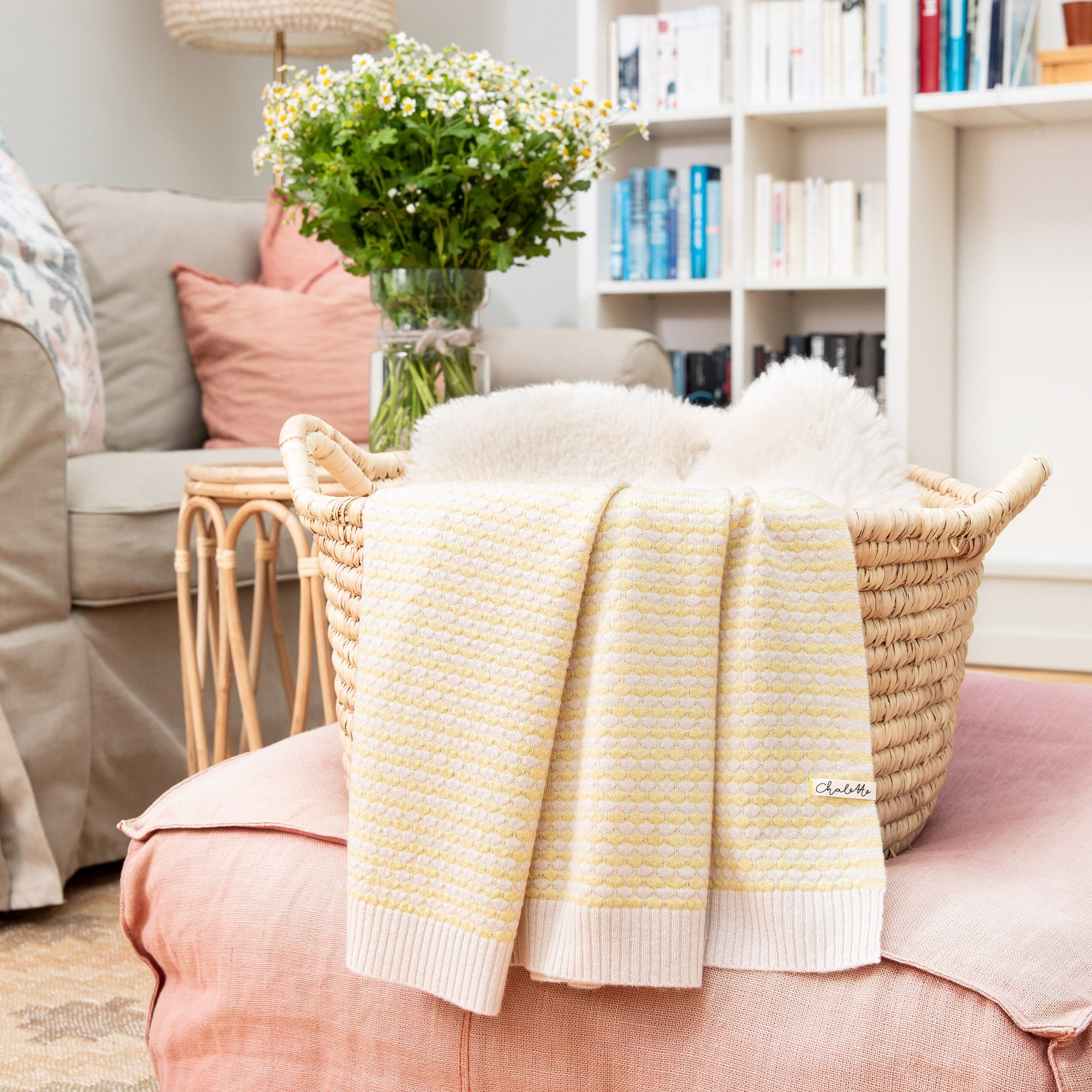 OUTLET | Superweiche Babydecke 'Sonnenblume' | beige/zitronengelb | 102 x 105 cm | kleines Loch