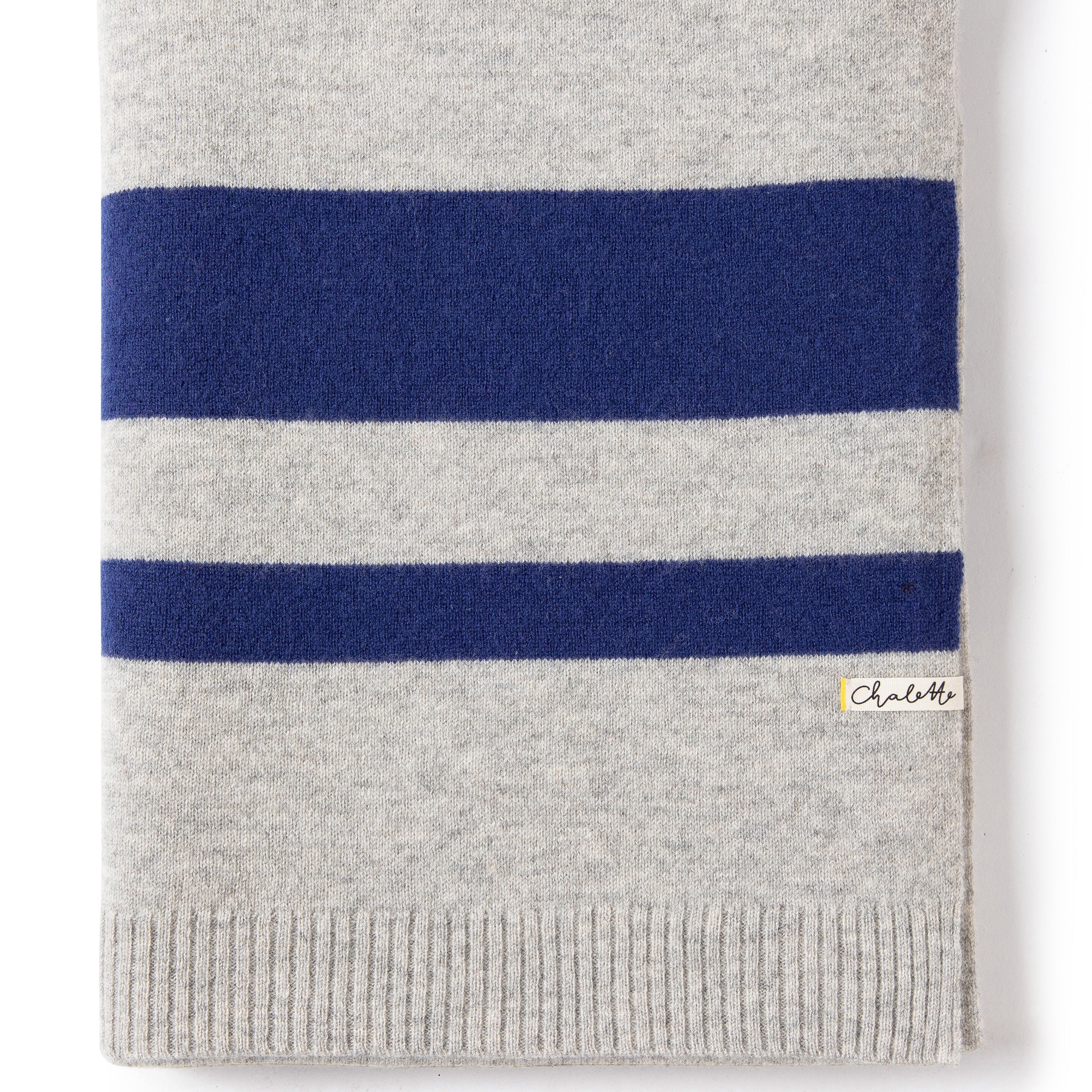 Kaschmirdecke in Grau mit Blauen Streifen