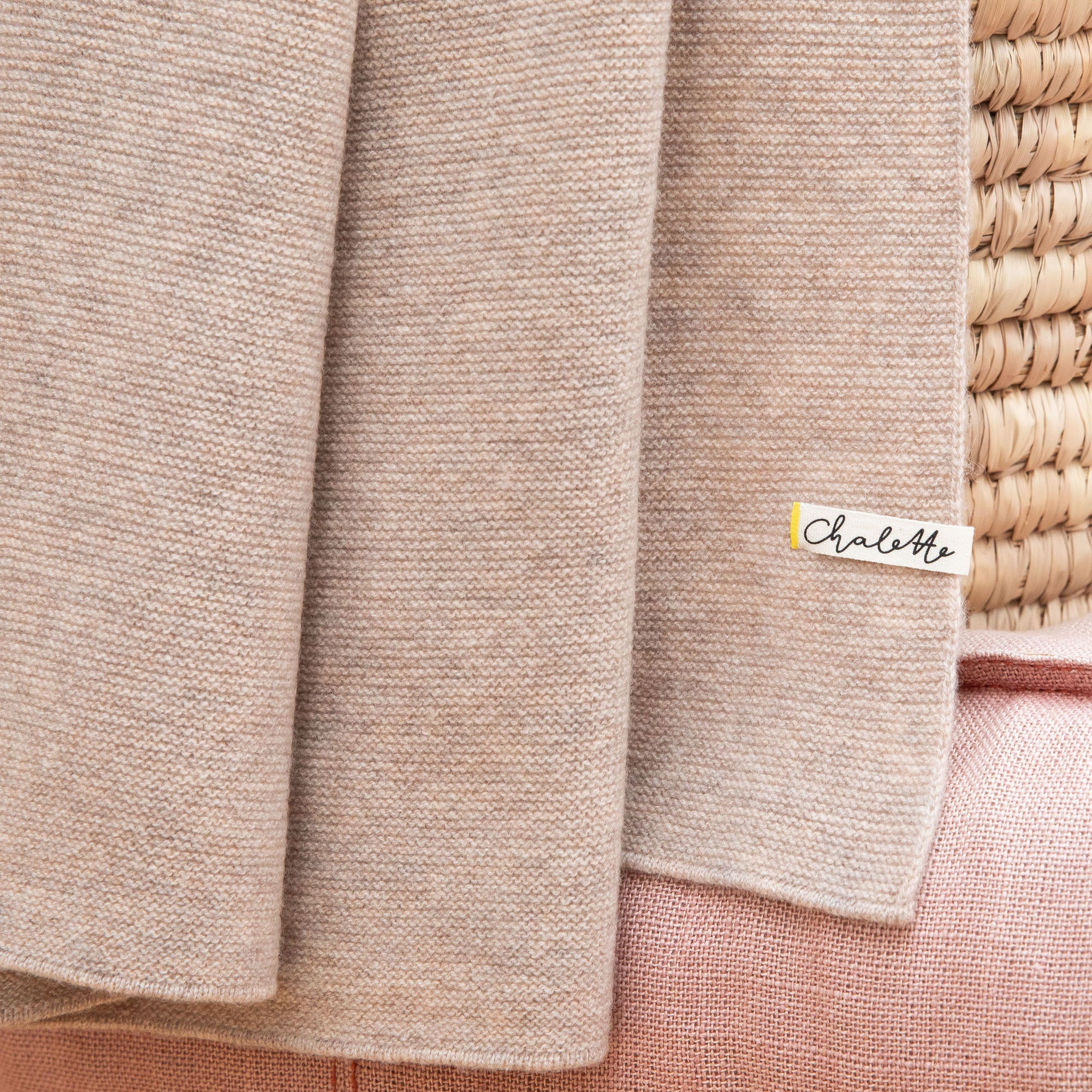 Nahaufnahme einer Babydecke in beige mit sichtbarem Etikett: Chalette