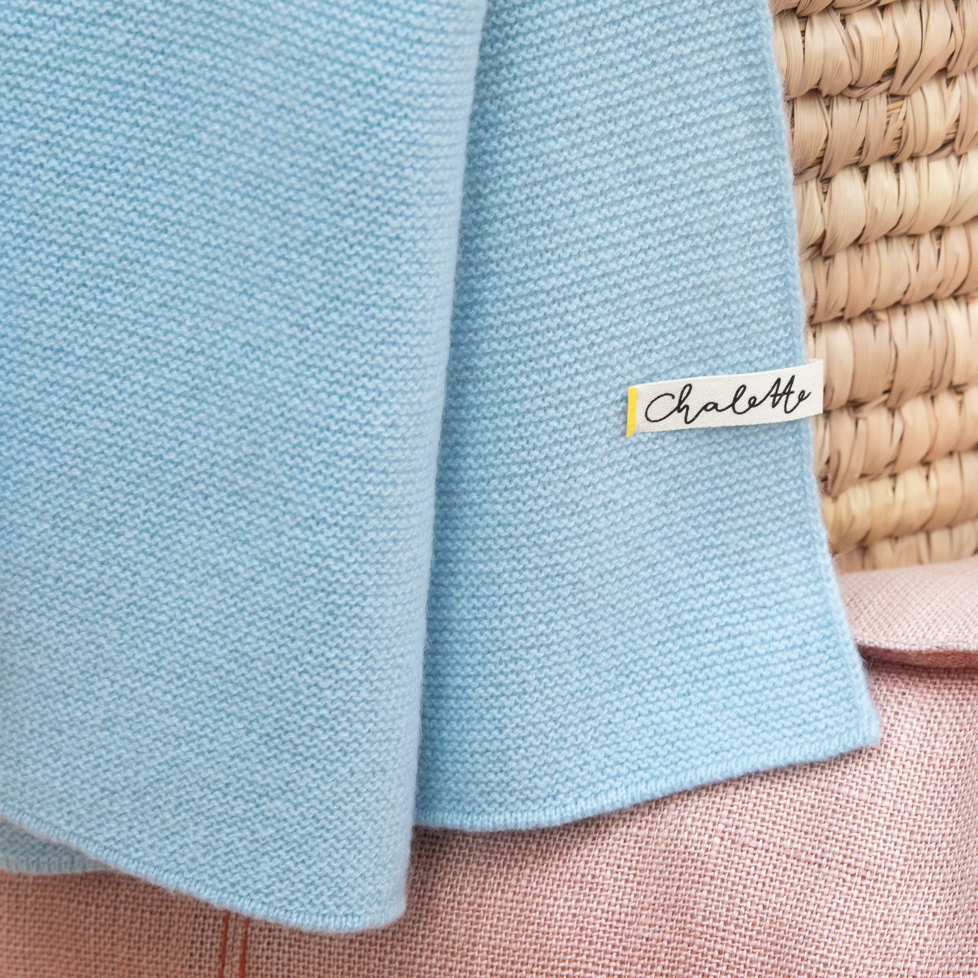 Detailaufnahme einer Babydecke in blau mit sichtbarem Etikett: Chalette