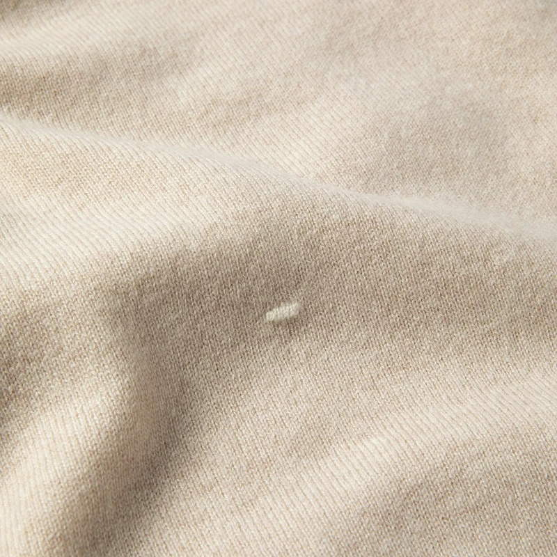 Kaschmir-Decke für Babys in Beige mit weißen Punkten