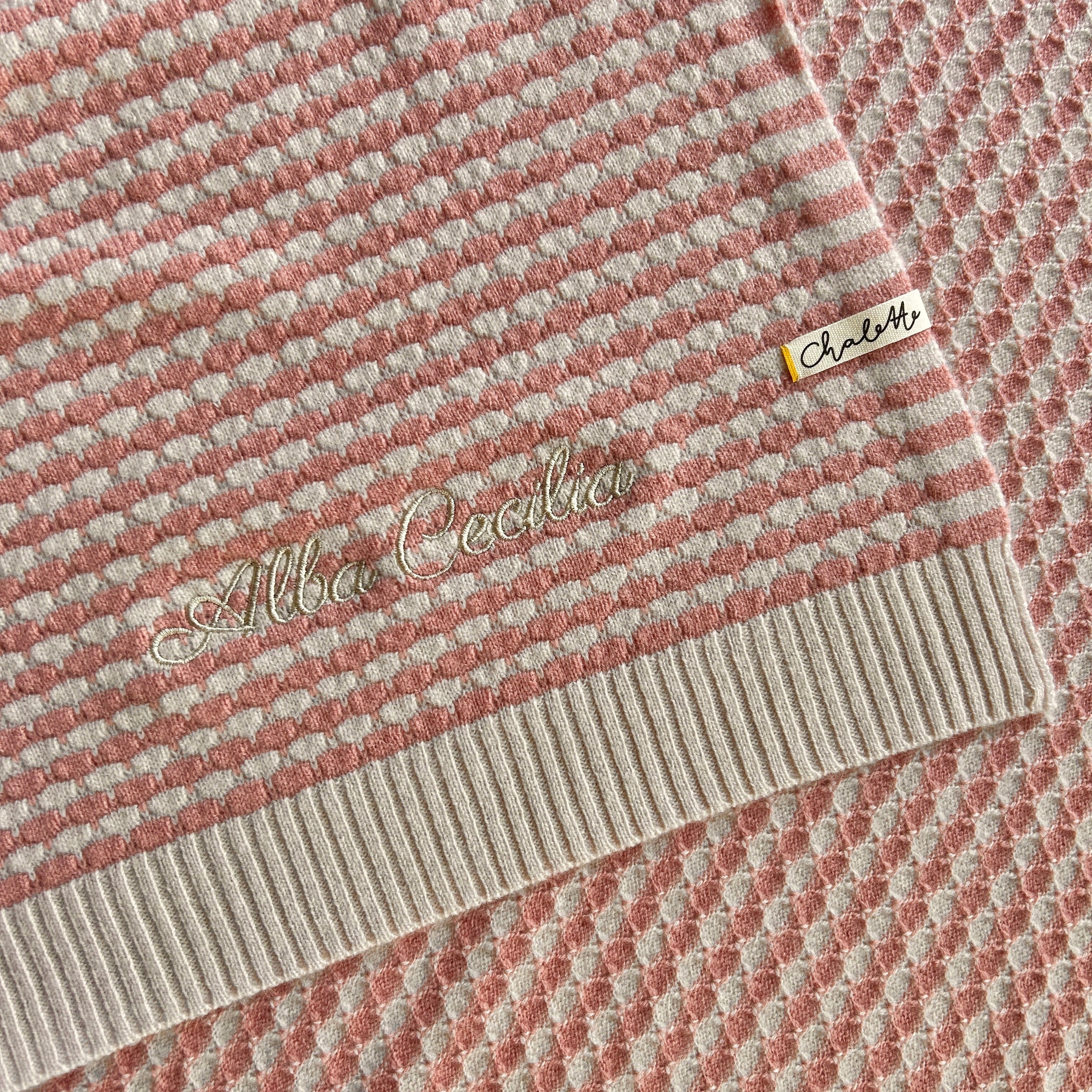 Babydecke in Rosa und Beige. Bestickt mit Namen "Alba Cecilia" in Beige.
