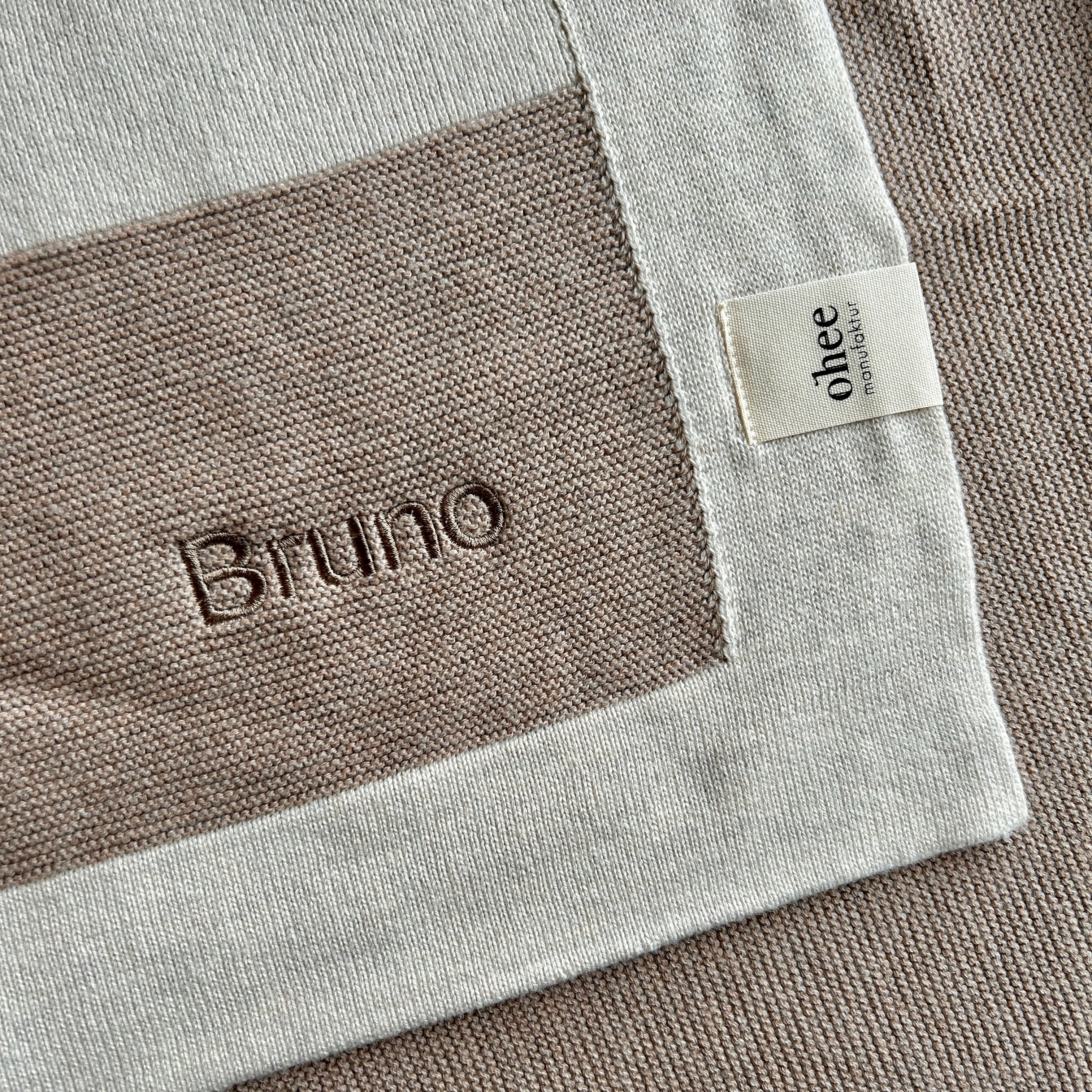 Babydecke aus Baumwolle in Beige mit Rand in Off-White. Bestickt mit Namen "Bruno" in Braun