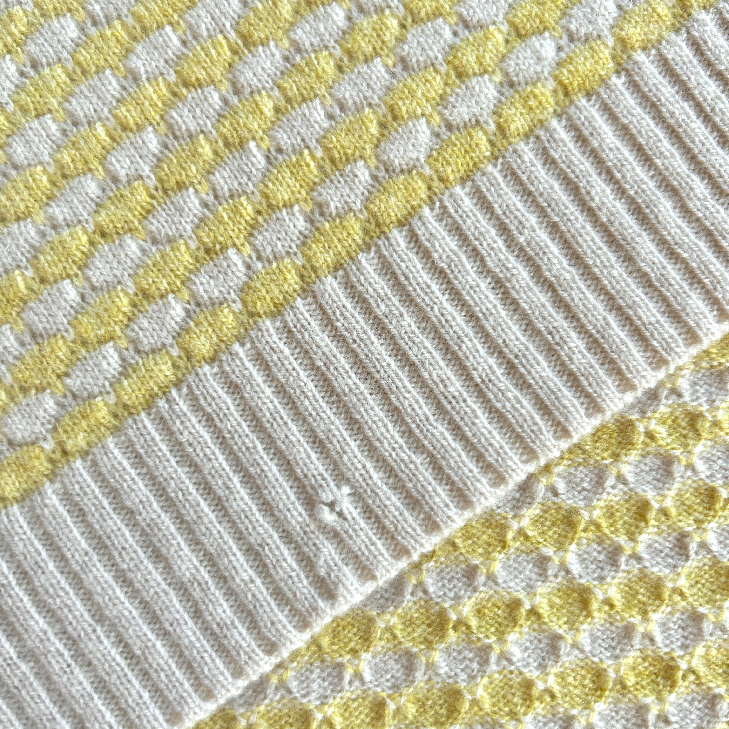 OUTLET | Superweiche Babydecke 'Sonnenblume' | beige/zitronengelb | 102 x 105 cm | kleines Loch