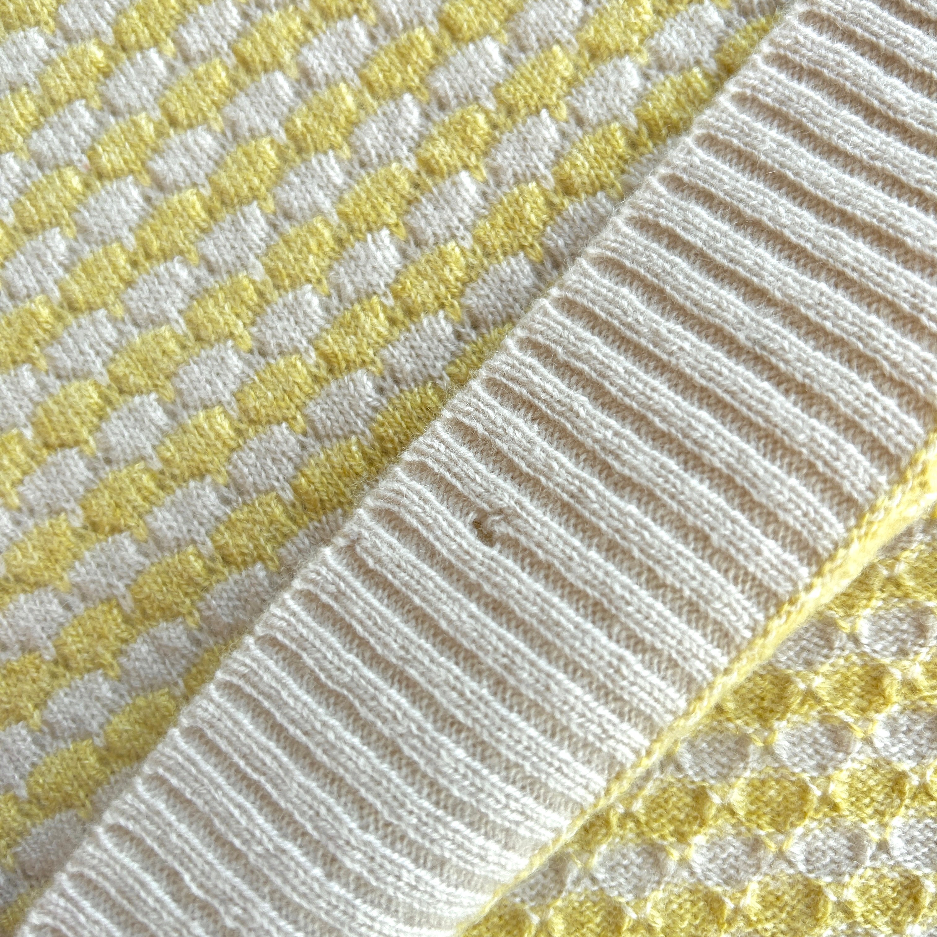 OUTLET | Superweiche Babydecke 'Sonnenblume' | beige/zitronengelb | 102 x 105 cm | kleines Loch