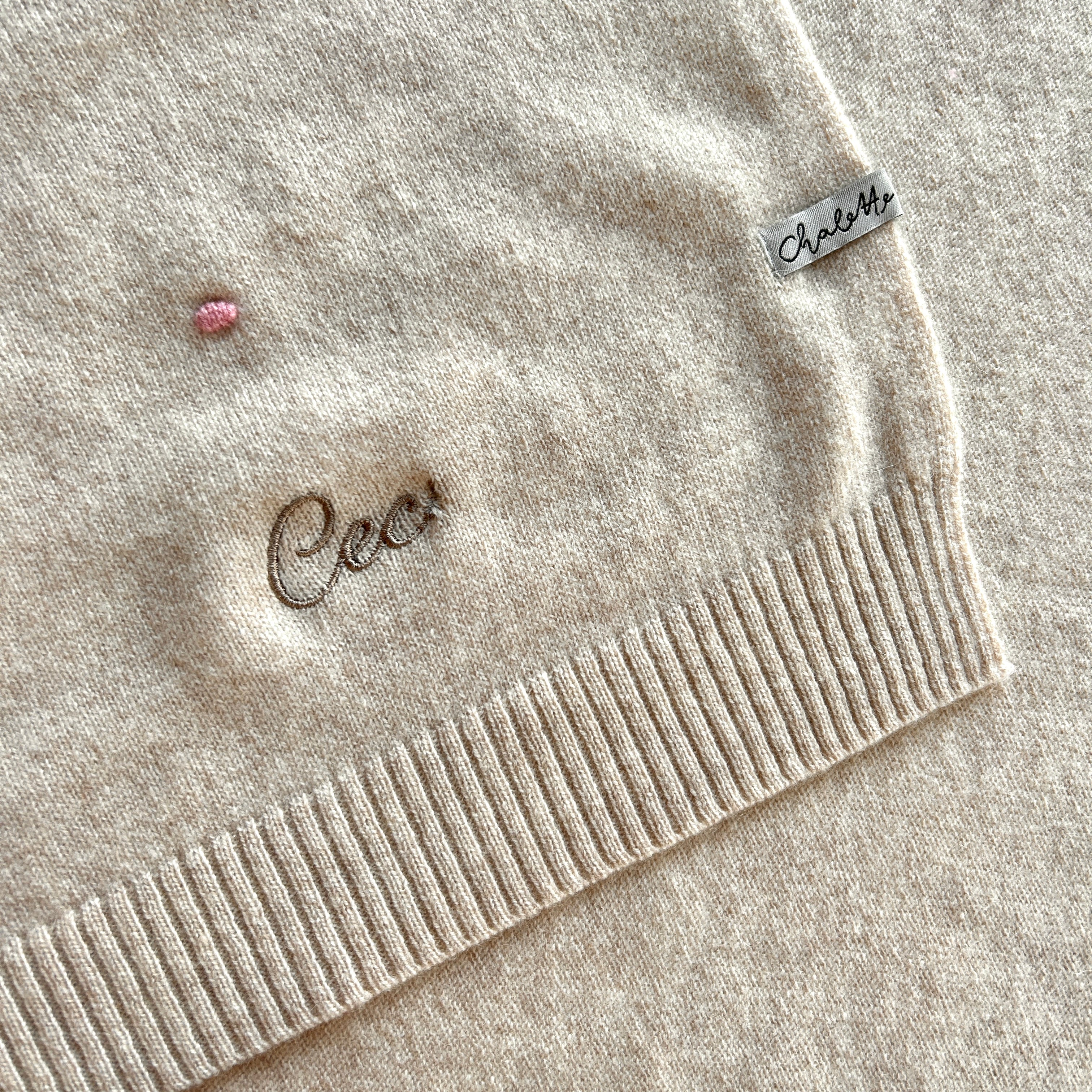 Kaschmirdecke in Beige mit Pinken Punkten. Bestickt mit Namen "Cec" in Braun, Stickfehler in der Stickerei