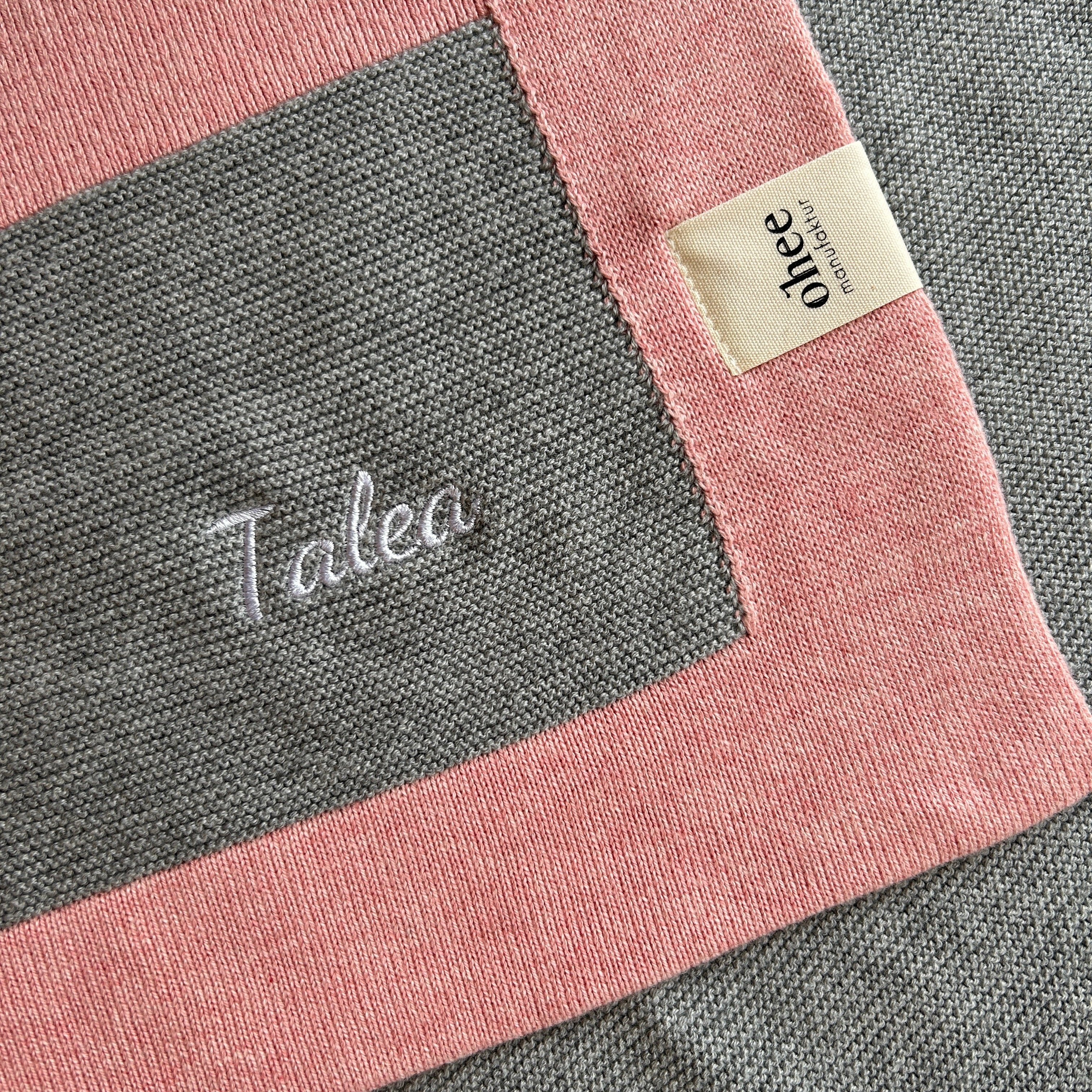 Babydecke in Rosa und Grau. Bestickt mit Namen "Talea" in Weiß