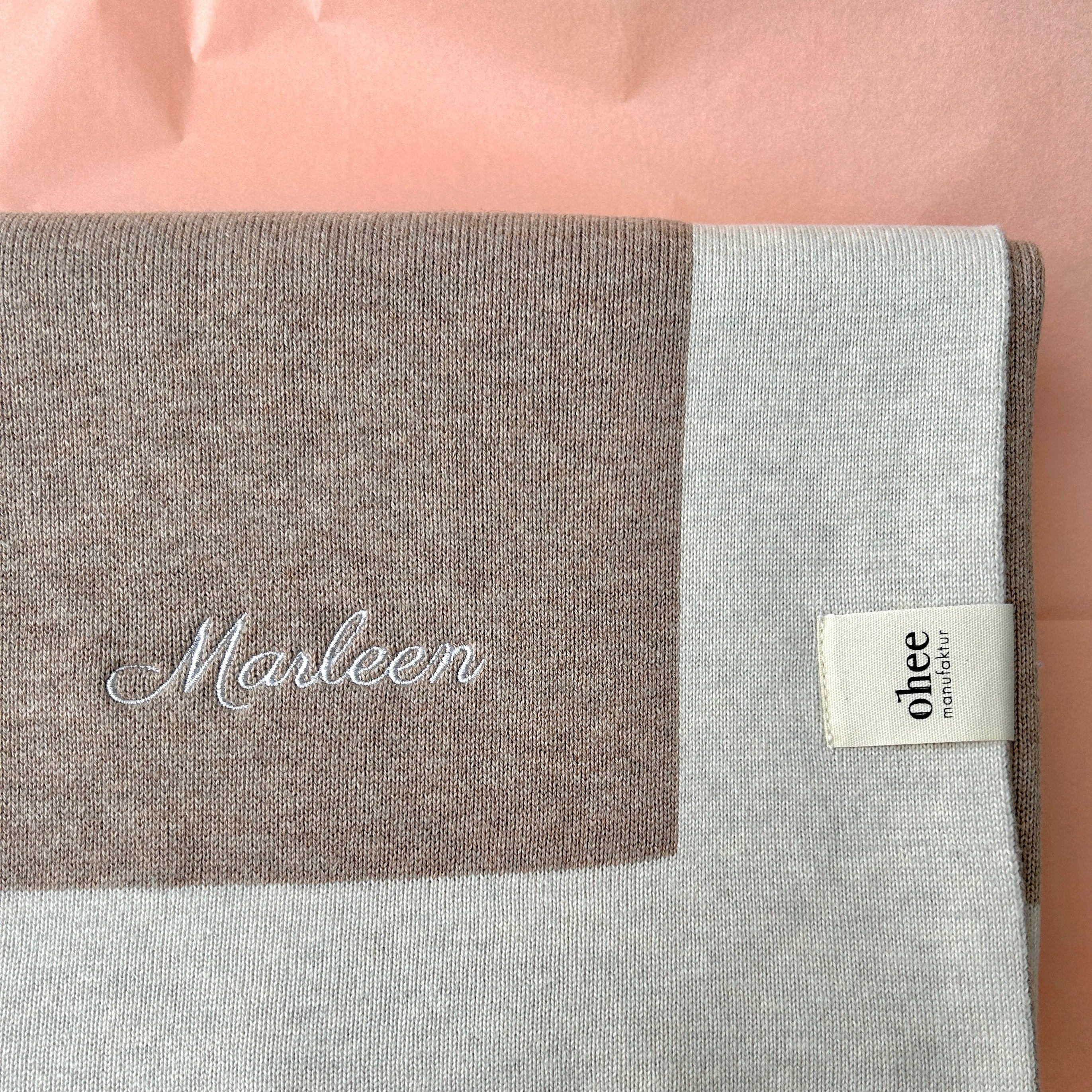 Babydecke aus Baumwolle in Beige mit Rand in Off-White. Bestickt mit Namen "Marleen" in Weiß