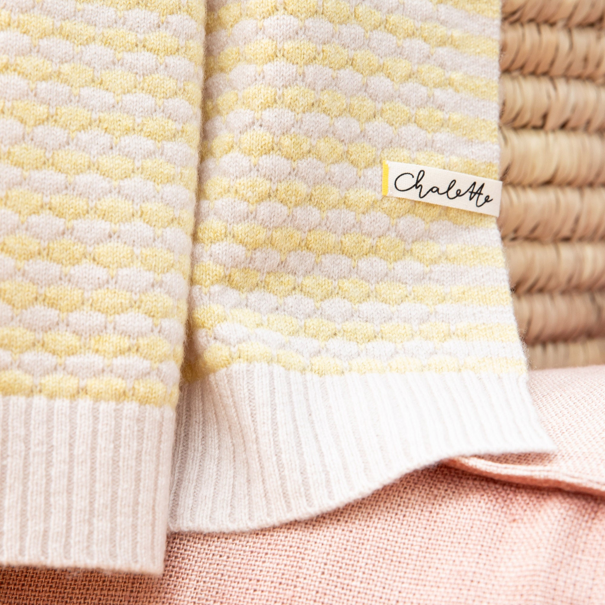OUTLET | Superweiche Babydecke 'Sonnenblume' | beige/zitronengelb | 102 x 105 cm | kleines Loch