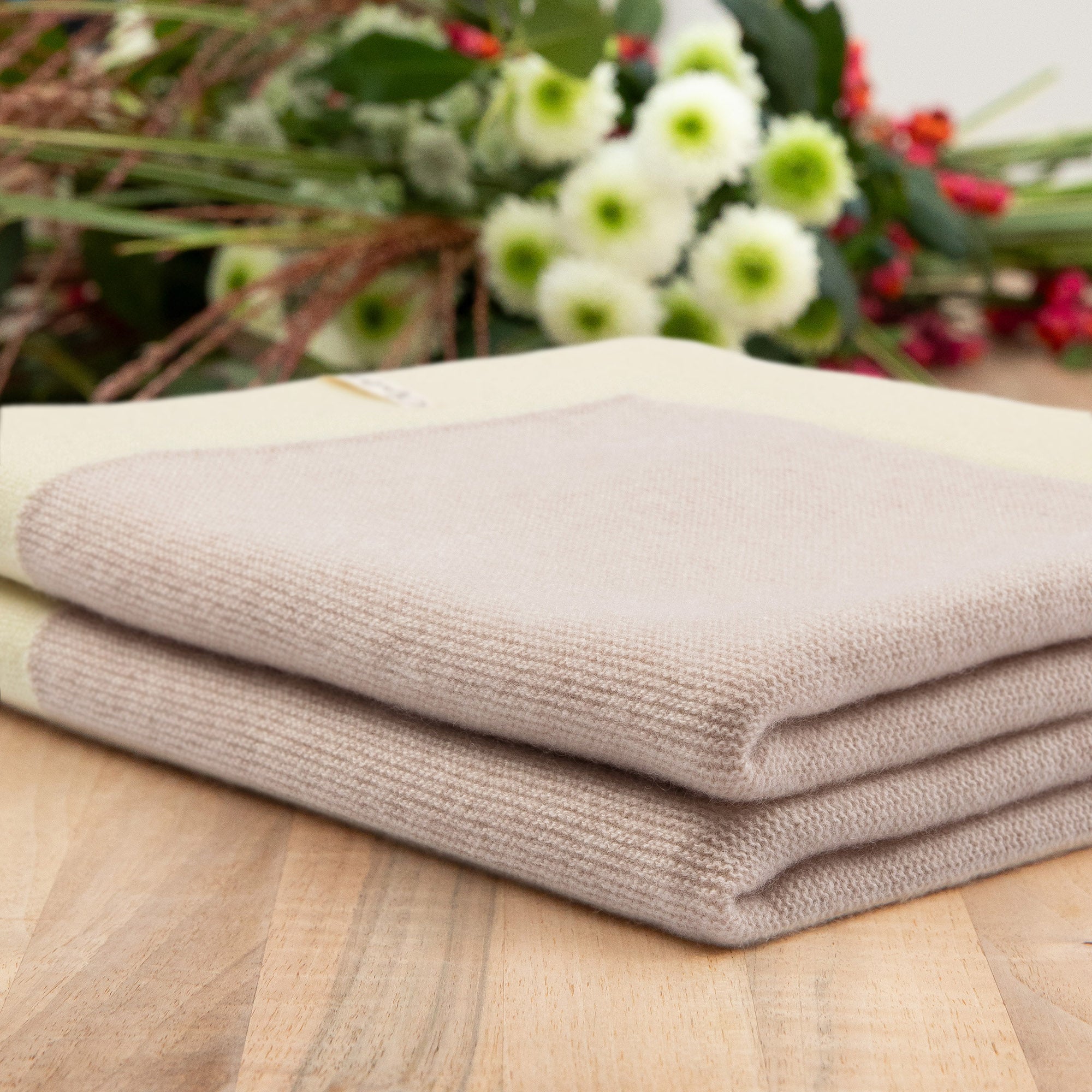 Babydecke 'Zitronenfalter' | 100% Kaschmir | hellbeige / buttergelb | 105 x 105 cm