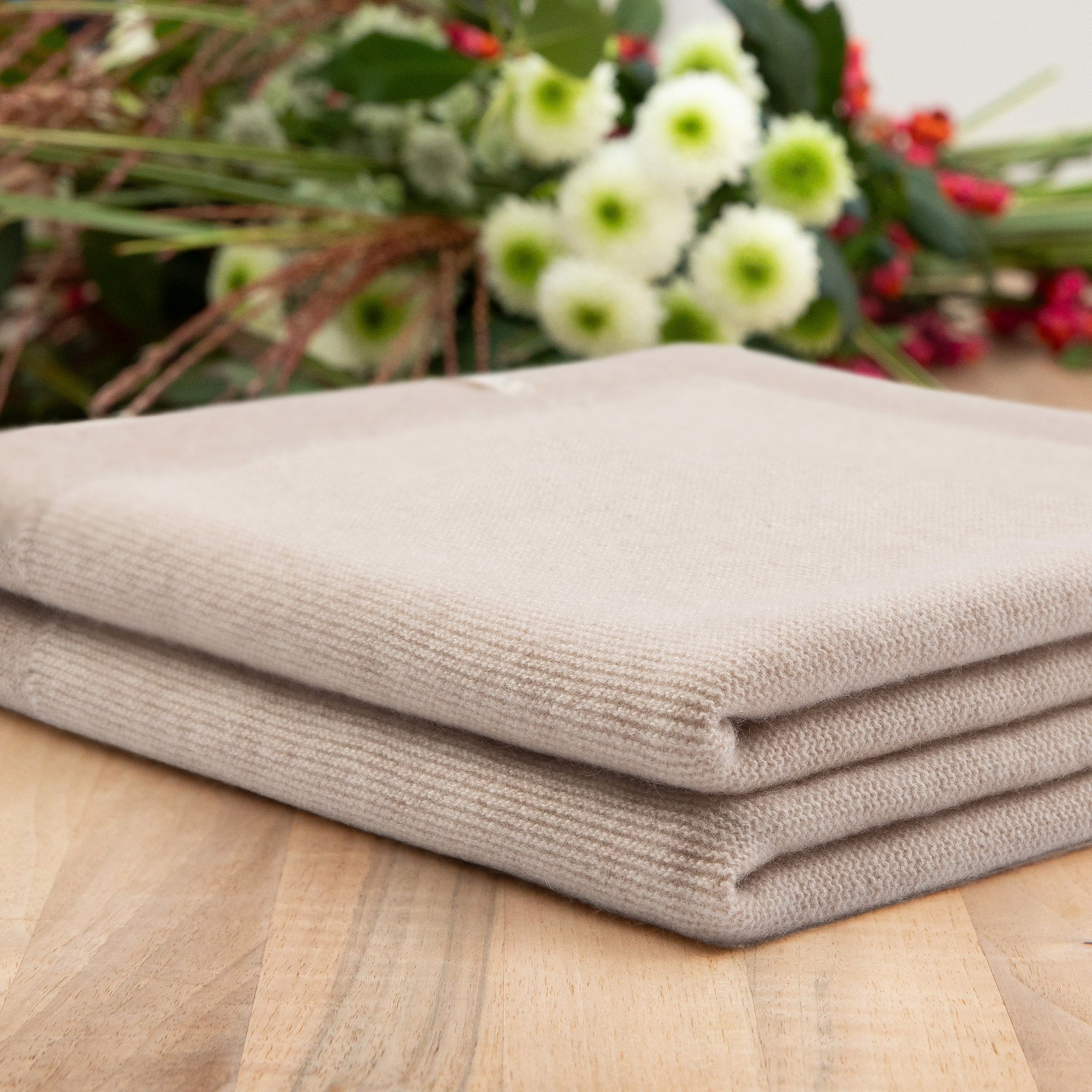 Babydecke 'Sandmuschel' | 100% Kaschmir | hellbeige / beige | 105 x 105 cm