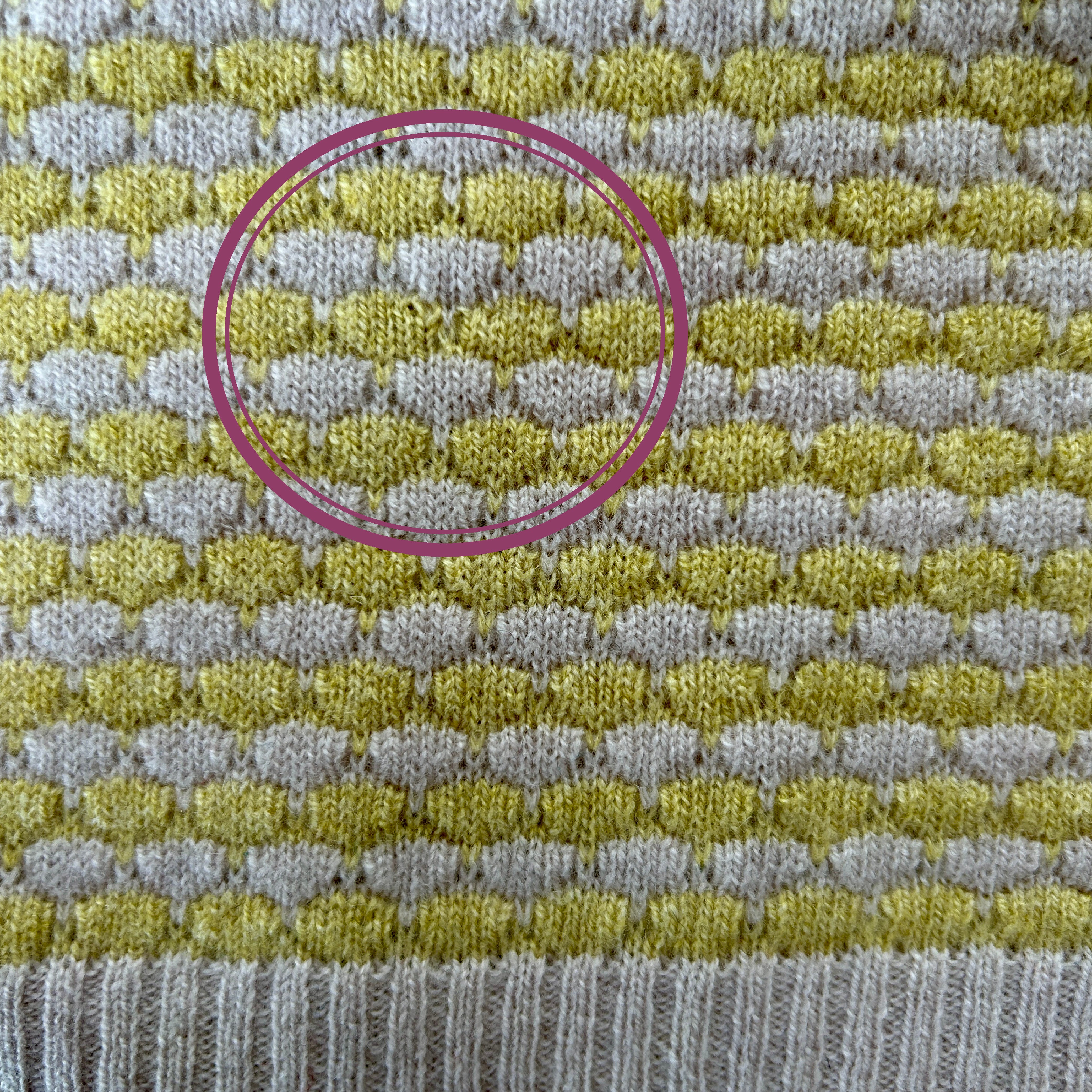 OUTLET | Superweiche Babydecke 'Sonnenblume' | beige/zitronengelb | 102 x 105 cm | Strickfehler