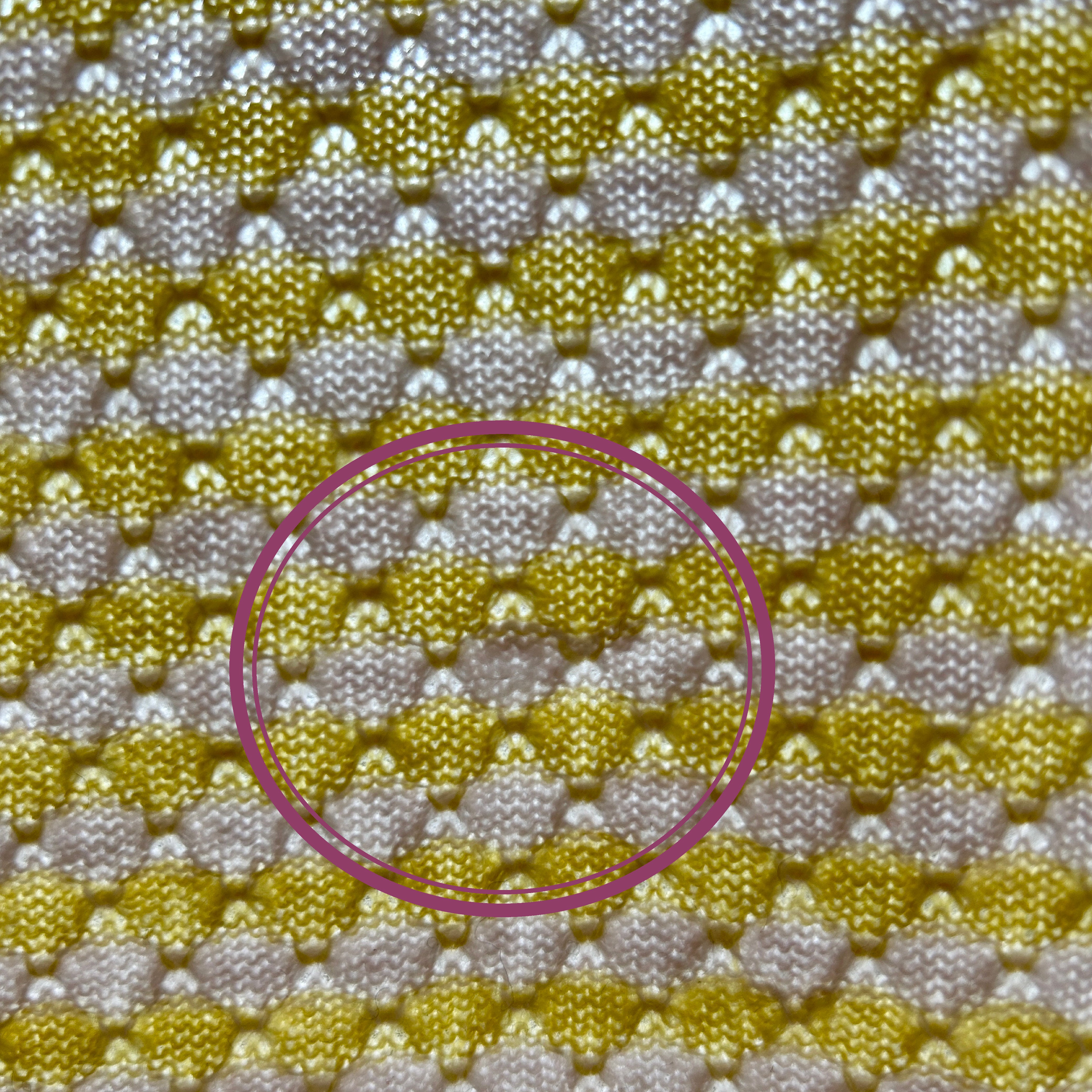 OUTLET | Superweiche Babydecke 'Sonnenblume' | beige/zitronengelb | 102 x 105 cm | Strickfehler